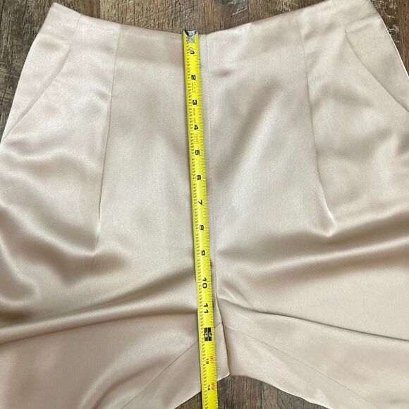 Alice + Olivia NWT Jessie Satin Slim Tapered Leg Pants in Sand Champagne Glam, 4 - Picture 8 of 13